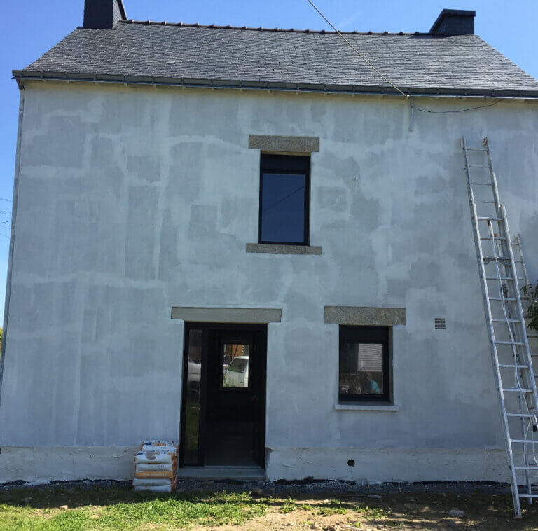 Nivillac buchage de l’enduit ciment en pied de mur