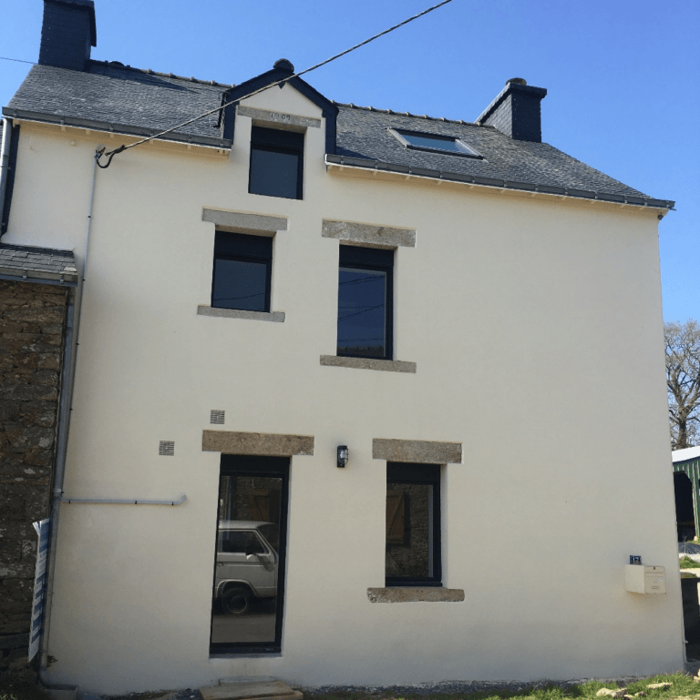 Nivillac buchage de l’enduit ciment en pied de mur