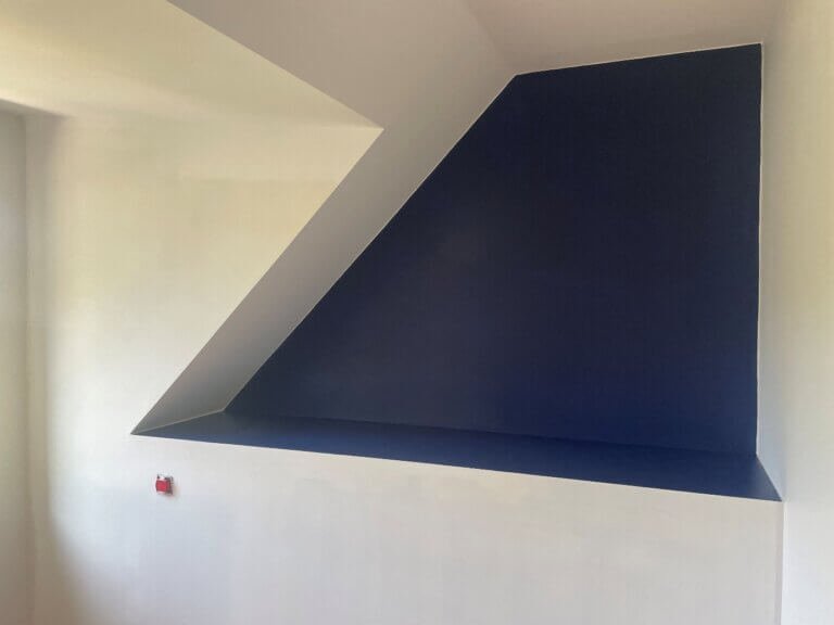 peinture Algo mur accent bleu marine géométrique rampant Mesquer Loire-Atlantique