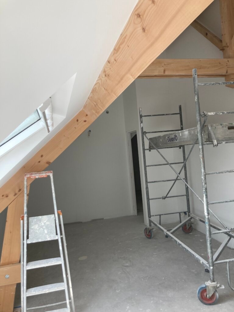 peinture terminée sous rampants velux charpente bois Saint-Molf Loire-Atlantique