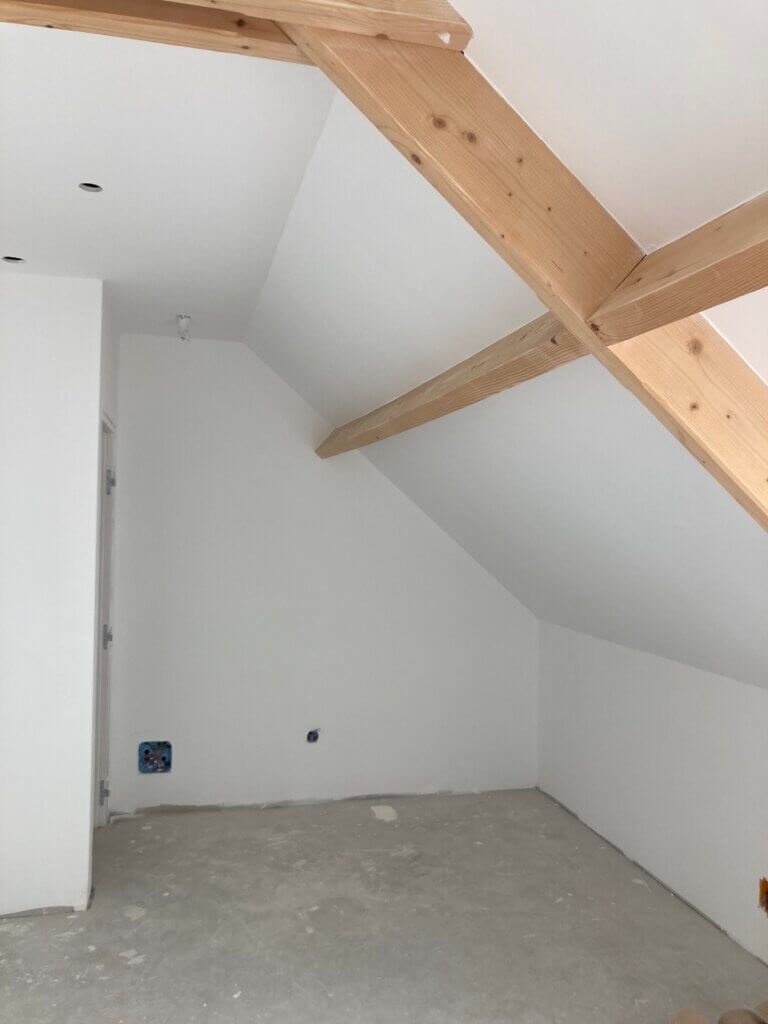 résultat final peinture blanche rampants murs charpente bois Saint-Molf Loire-Atlantique
