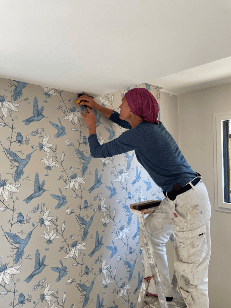 Sophie artisane pose papier peint Baho motif colibris fleurs Mesquer Loire-Atlantique