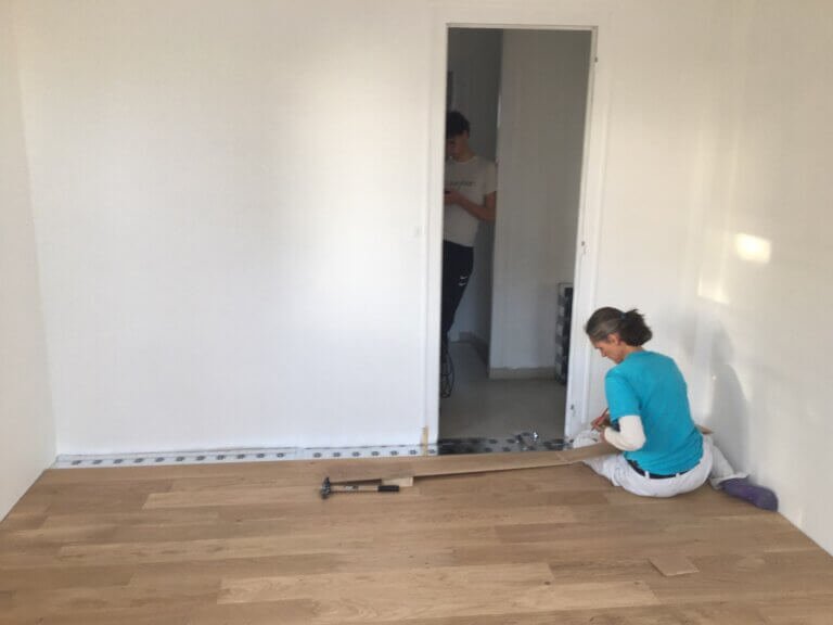 Sophie artisane pose parquet flottant bois en cours La Turballe Loire-Atlantique